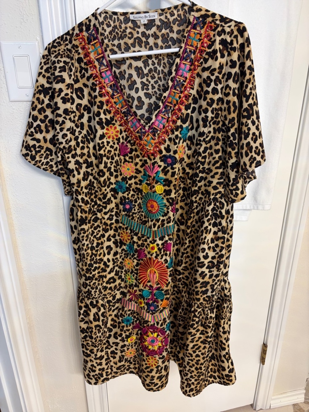 See And Be Seen PreOwned Wide Flutter Sleeves Bright Embroidered Size Medium - Picture 2 of 7